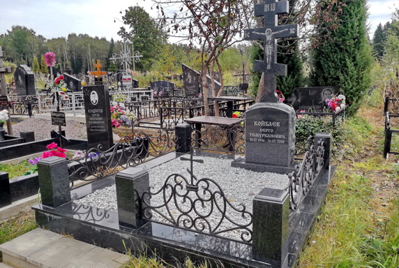 Мемориальный комплекс и памятник с крестом
